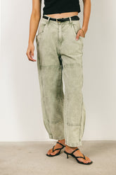 Angela Barrel Jeans in Olive