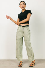Angela Barrel Jeans in Olive