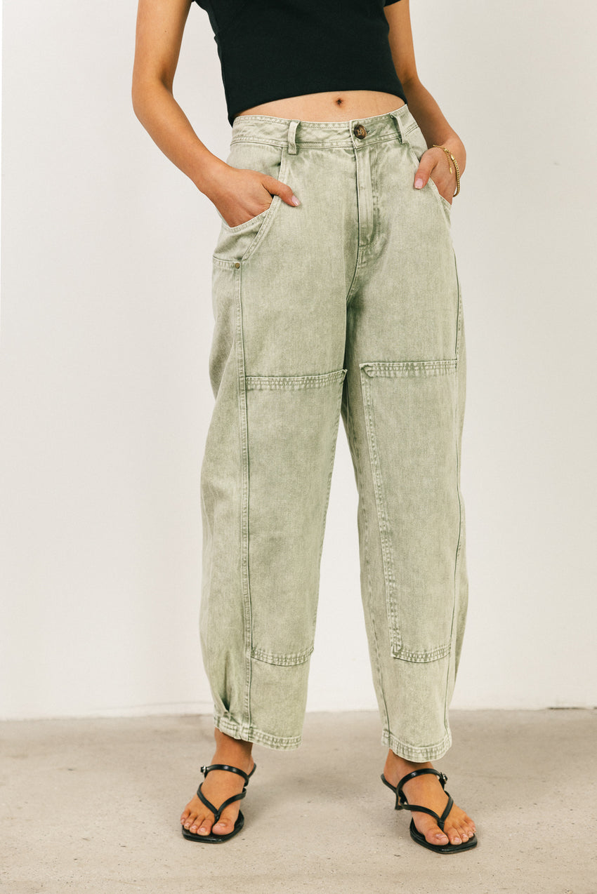Angela Barrel Jeans in Olive