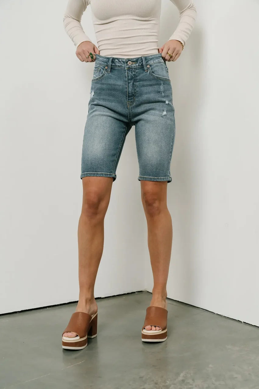 Miley Bermuda Shorts in Medium Wash